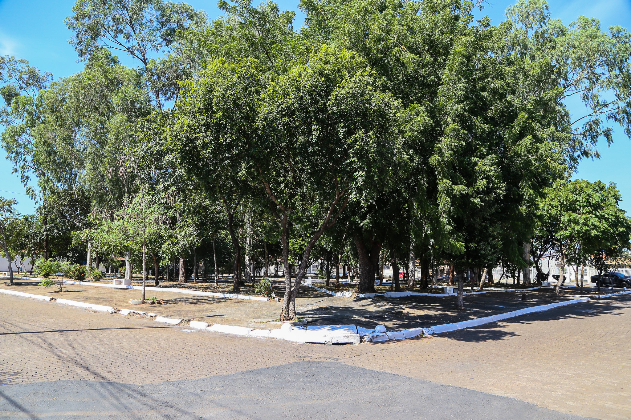 Fachada — muro e acesso