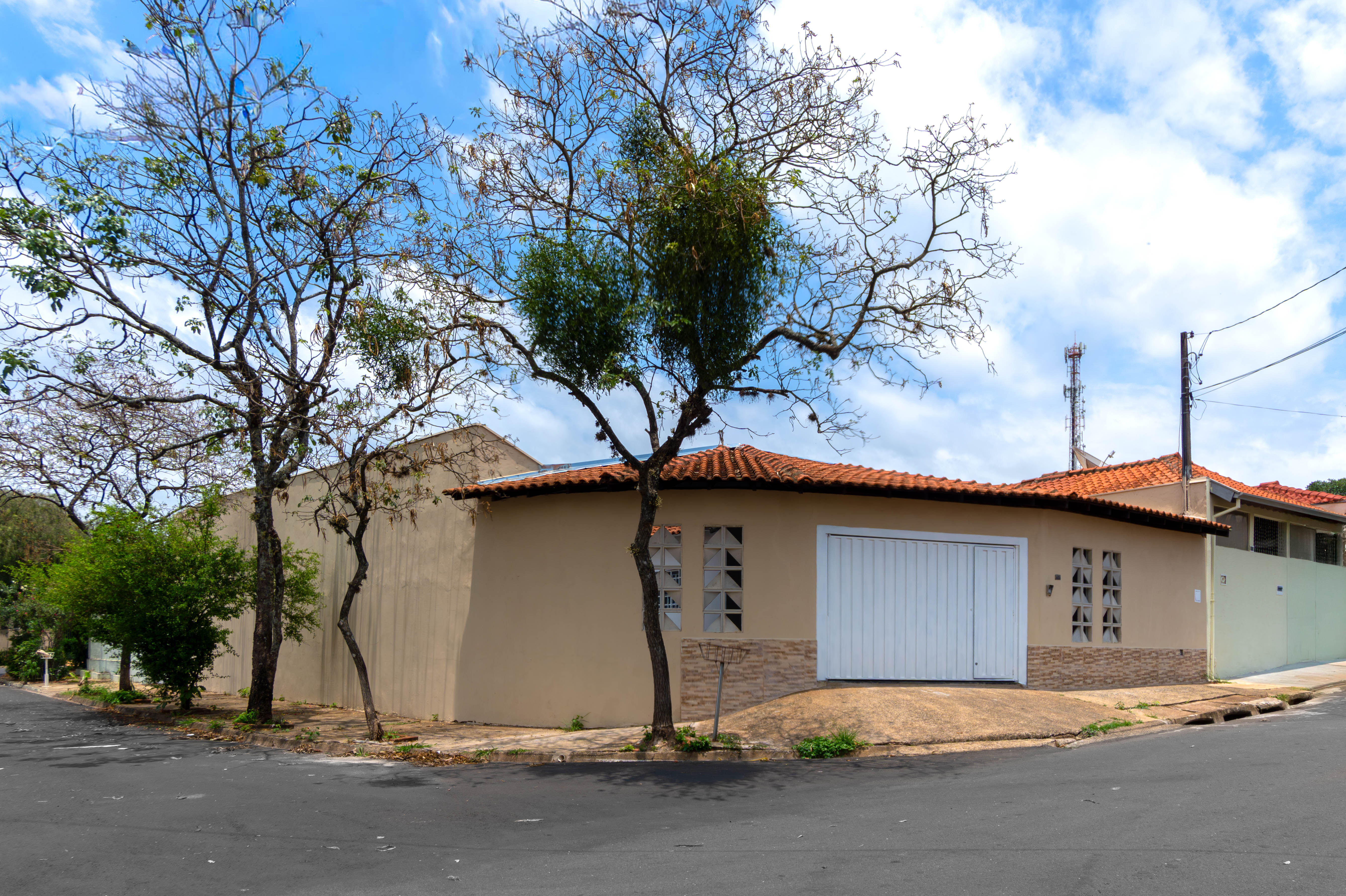 Fachada com árvores