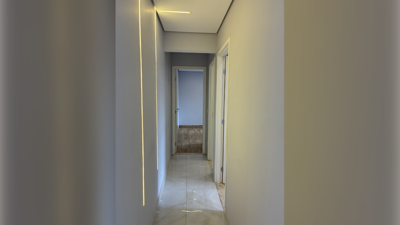 Corredor com iluminação cove