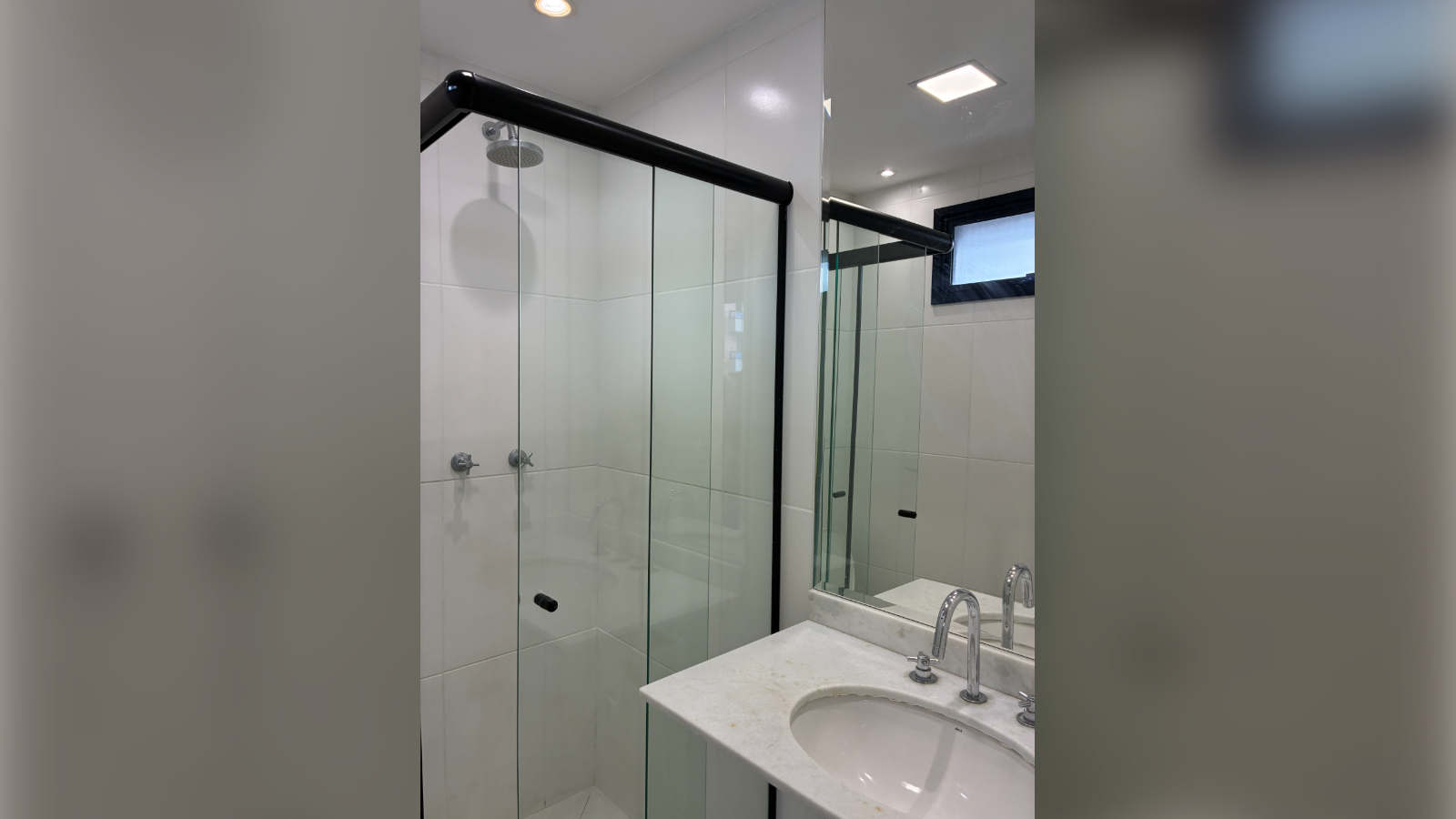 Banheiro da suíte com box